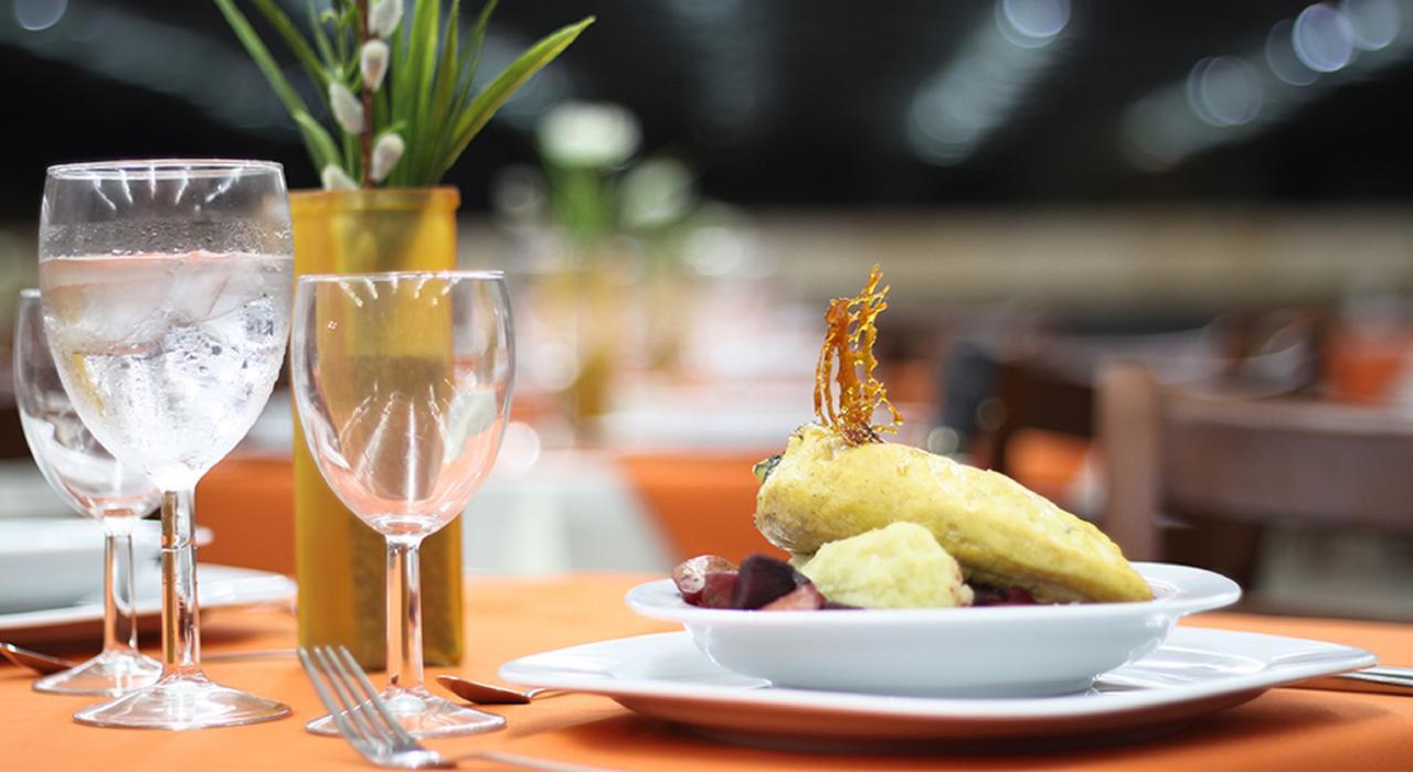 סילאו Hotel Ecce Inn & Spa מראה חיצוני תמונה A restaurant in the airport